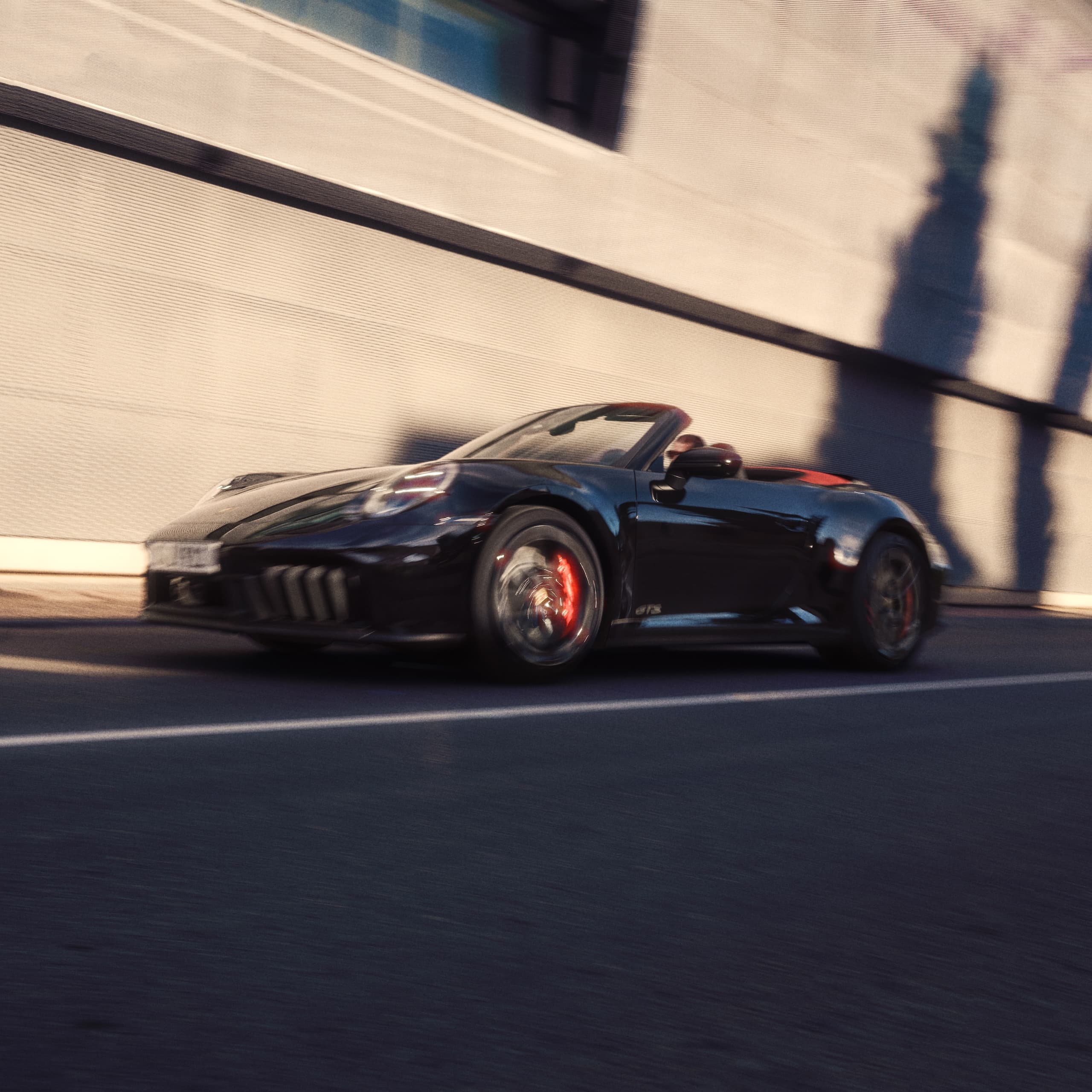 Una Porsche 911 che percorre una strada.