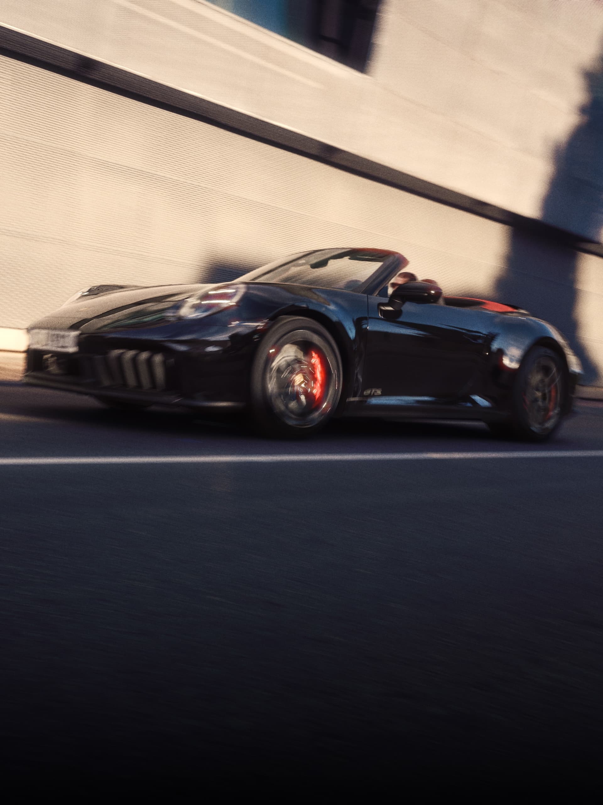 Una Porsche 911 che percorre una strada.